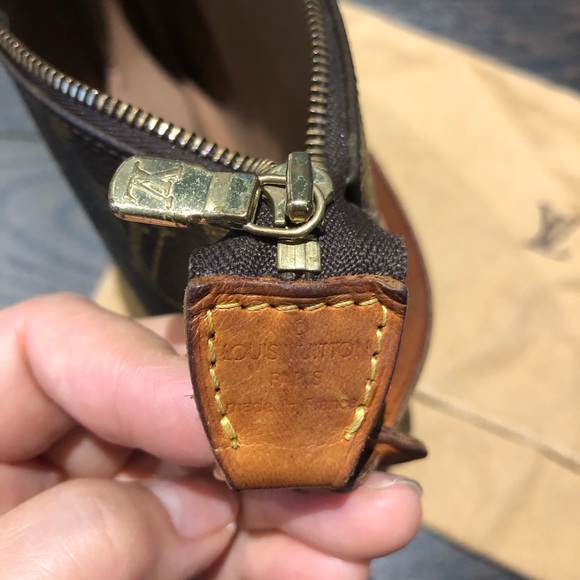 Authentic Louis Vuitton Monogram pochette - Picture 6 of 13